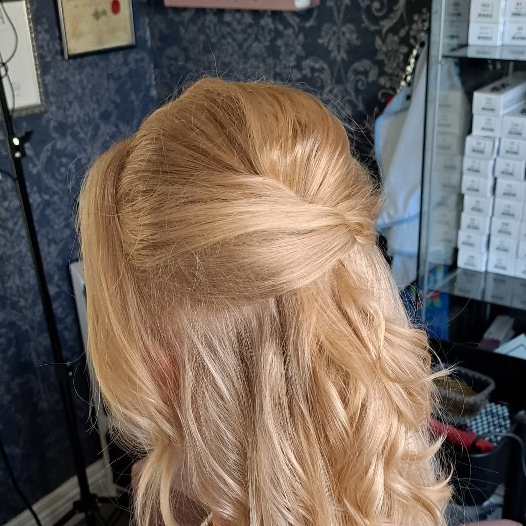 Half opgestoken blond haar met golven