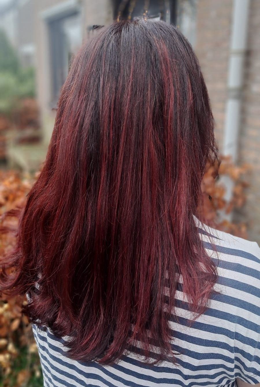 Halflang haar in een diepe rode kleur, van achteren