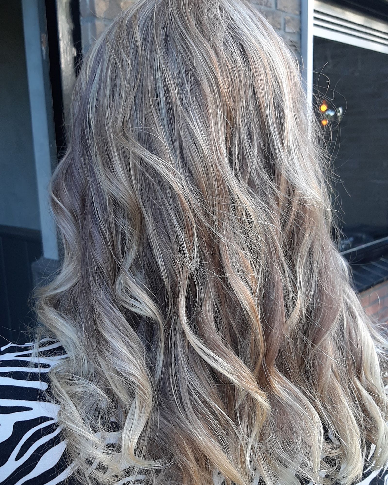 Lange asblonde golven, gemaakt door Laura