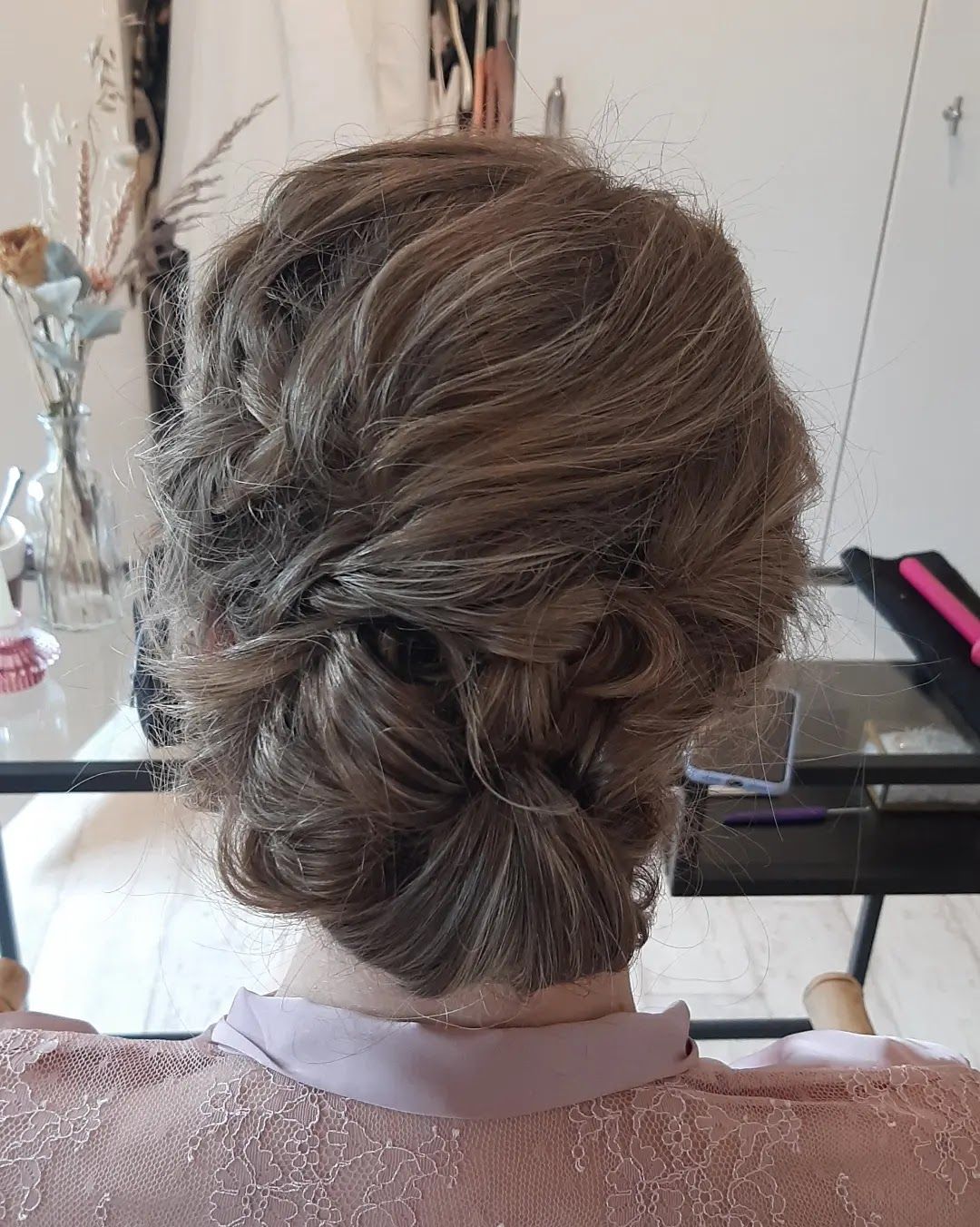 Zacht opgestoken haar, laag in de nek