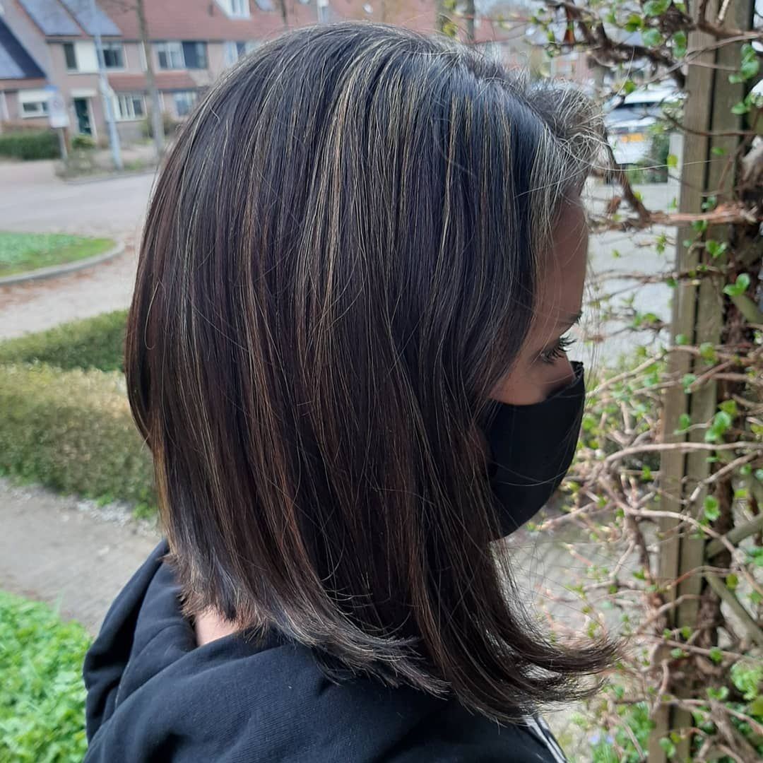 Donkerbruin halflang haar met subtiele lichte accenten