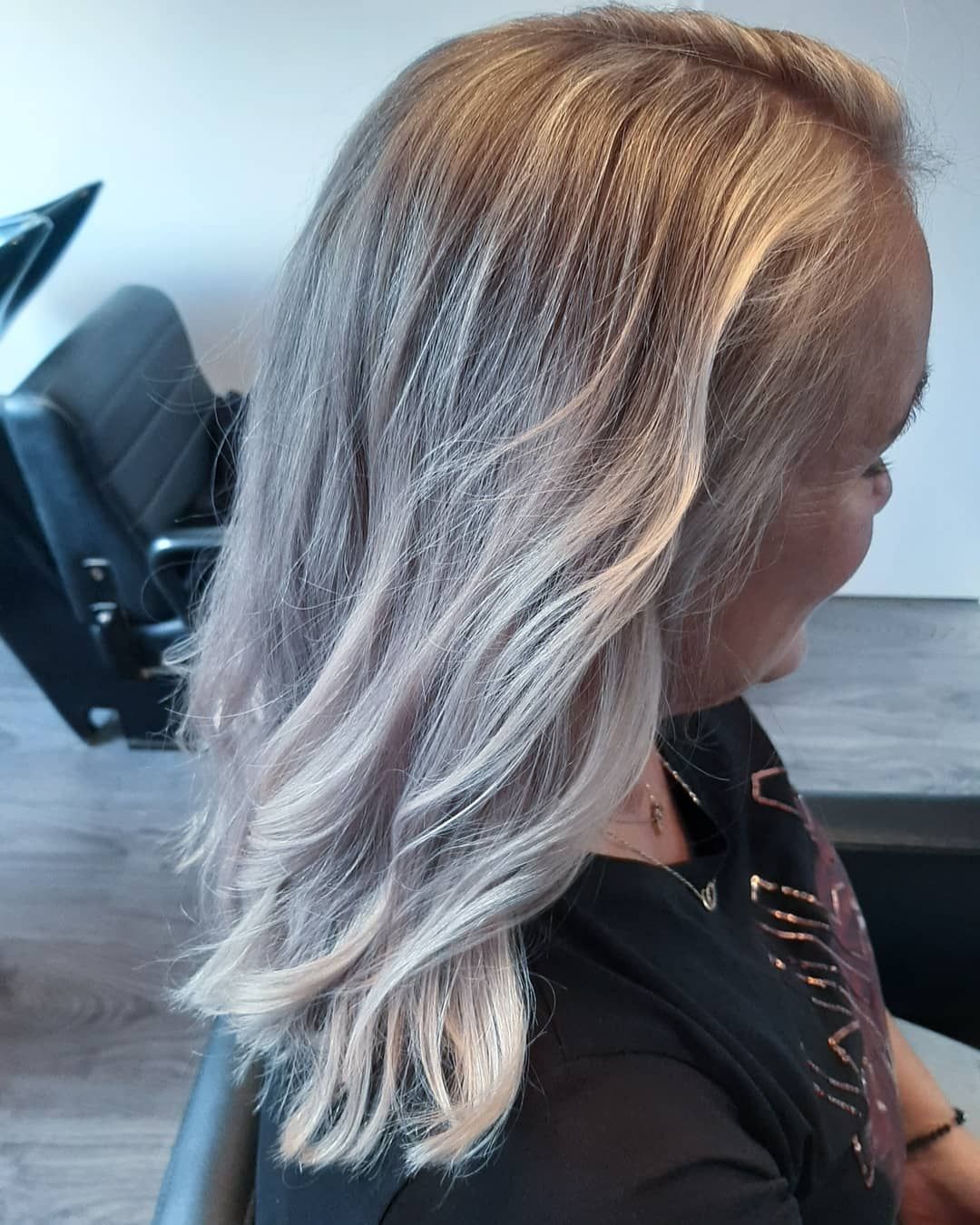 Zilver- en asblond gekleurd haar, van opzij